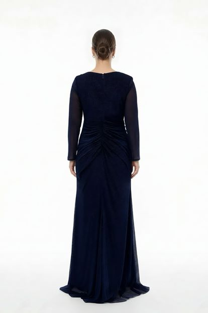 فستان سهرة أزرق داكن لامع مكشكش بمقاسات كبيرة